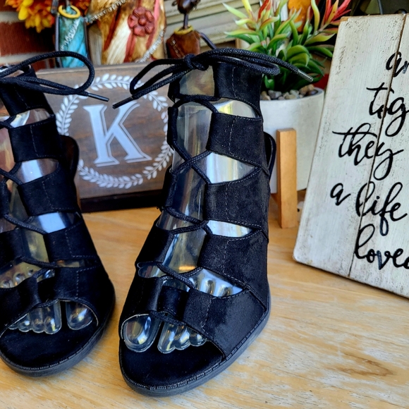 Charlotte Russe Peep Toe Lace up Stacked Heels - Picture 6 of 10